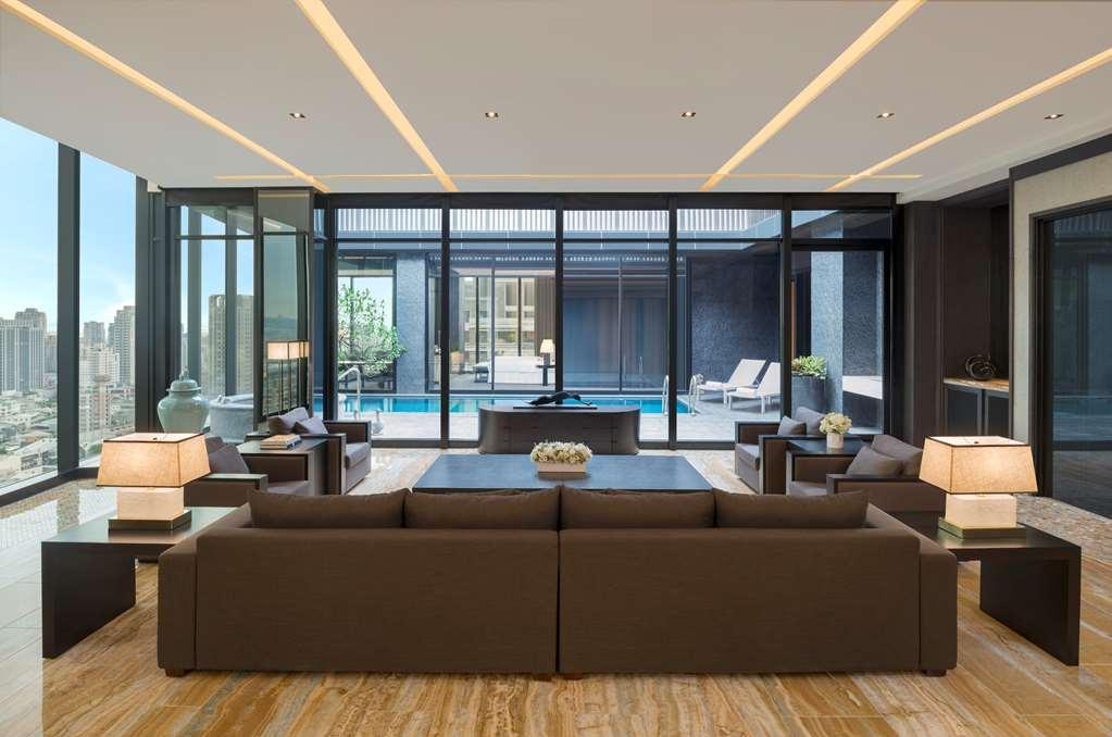 The Lin Hotel Taichung Eksteriør bilde The living room of a three-bedroom suite