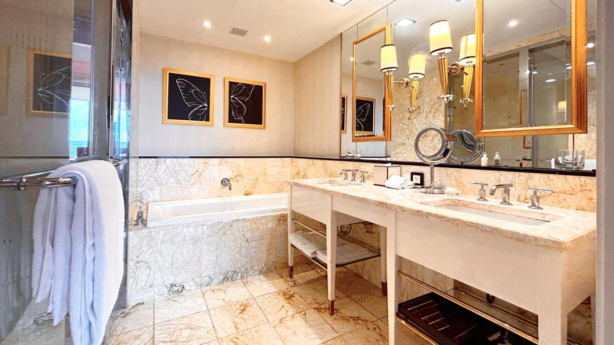 The Lin Hotel Taichung Eksteriør bilde A bathroom in a hotel