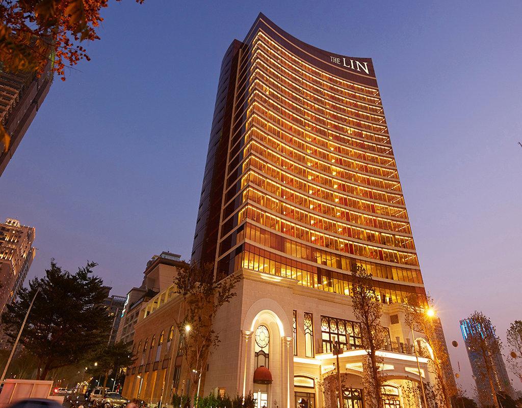 The Lin Hotel Taichung Eksteriør bilde The hotel at night