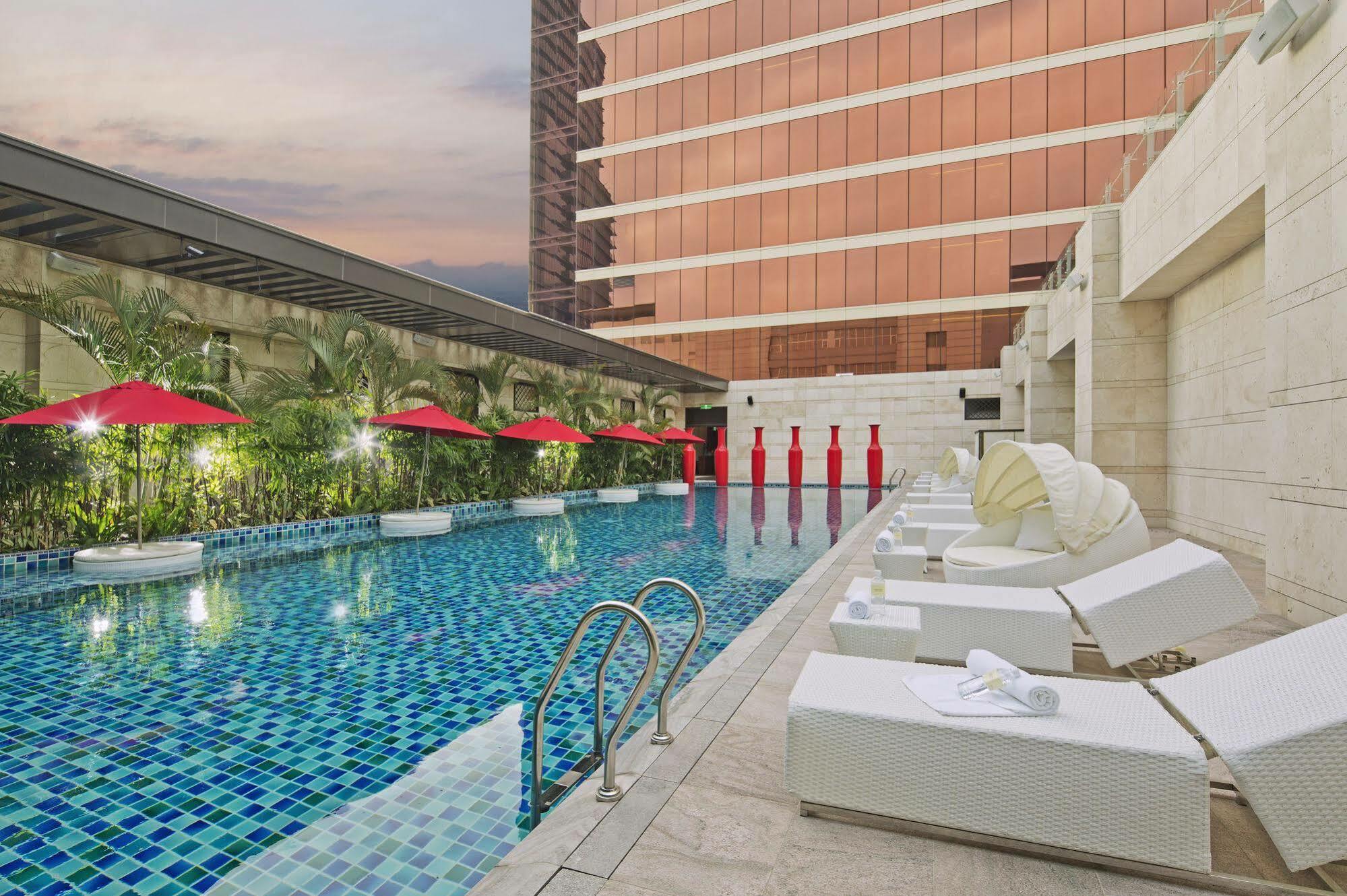 The Lin Hotel Taichung Eksteriør bilde The swimming pool at the hotel